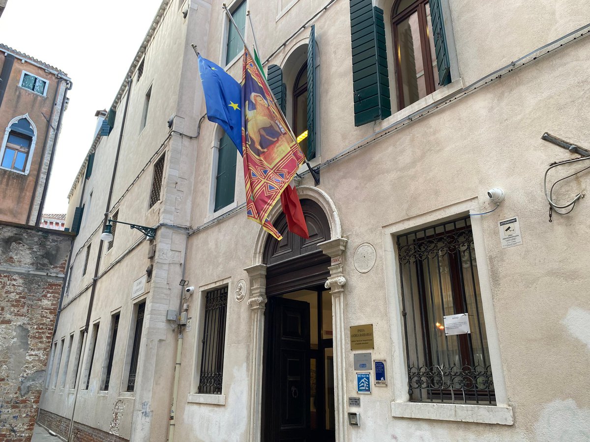 comunevenezia's tweet photo. 🔸All'Istituto Professionale per l'Enogastronomia e l'Ospitalità Alberghiera "Andrea Barbarigo" è stato presentato il progetto Lagunari Serenissima “Salva Te Stesso e gli Altri”, che partirà a febbraio.

🚨L’iniziativa, rivolta agli studenti, prevede la frequentazione di lezioni extracurricolari della durata di 26 ore, dove volontari della Protezione Civile, istruttori di primo soccorso e difesa personale, insegneranno agli studenti quale comportamento tenere in caso di emergenza, difficoltà o nelle realtà quotidiane. 

📍Presente il consigliere comunale, @MatteoSenno.