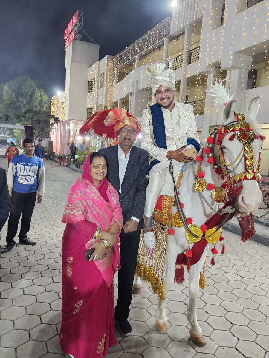 ypssisodiya's tweet photo. मेरे परिवार के सदस्य मेरे अभिन्न मित्र श्री कैलाश खंडेलवाल (मंदसौर) के सुपुत्र श्री आयुष खंडेलवाल के विवाह प्रसंग पर इंदौर में राजशाही रिसोर्ट में बाराती बनकर धर्मपत्नी के साथ उपस्थित होने का अवसर प्राप्त हुआ, प्रिय आयुष  का वैवाहिक जीवन सुखमय हो,अनंत शुभकामनाओं के साथ। 🙏🌹🙏 https://t.co/J540cb9XAc
