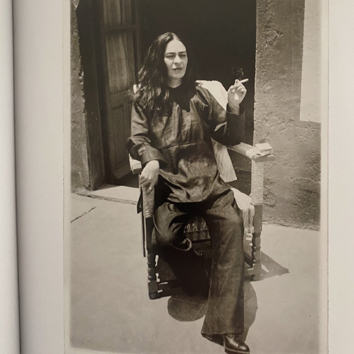 restory_books's tweet photo. Este libro de 552 pág recoge 401 fotos que Frida reunió a lo largo de su vida y que estuvieron ocultas medio siglo.Fotos de ManRay , Brassai, Verger y más, incluidas las de la propia Frida Kahlo. 
#libros #librosarte #fridakahlo #LibrosRecomendados https://t.co/AAoIzW7fUM