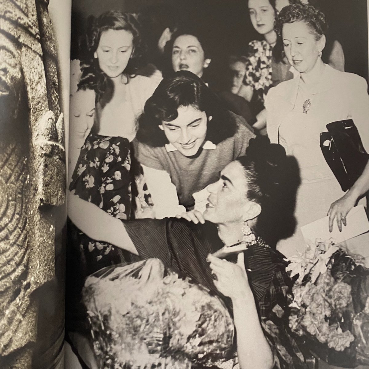 restory_books's tweet photo. Este libro de 552 pág recoge 401 fotos que Frida reunió a lo largo de su vida y que estuvieron ocultas medio siglo.Fotos de ManRay , Brassai, Verger y más, incluidas las de la propia Frida Kahlo. 
#libros #librosarte #fridakahlo #LibrosRecomendados https://t.co/AAoIzW7fUM