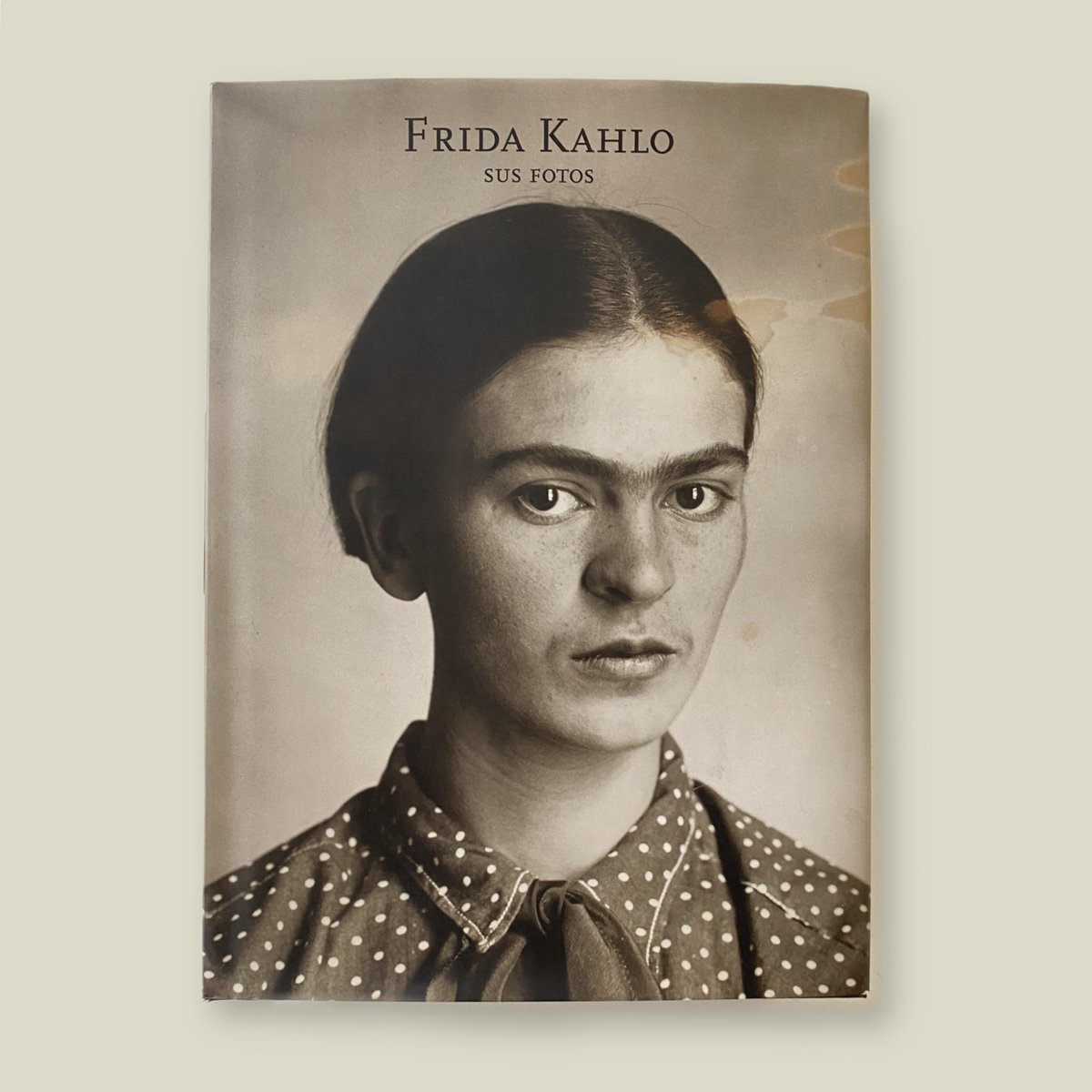 restory_books's tweet photo. Este libro de 552 pág recoge 401 fotos que Frida reunió a lo largo de su vida y que estuvieron ocultas medio siglo.Fotos de ManRay , Brassai, Verger y más, incluidas las de la propia Frida Kahlo. 
#libros #librosarte #fridakahlo #LibrosRecomendados https://t.co/AAoIzW7fUM