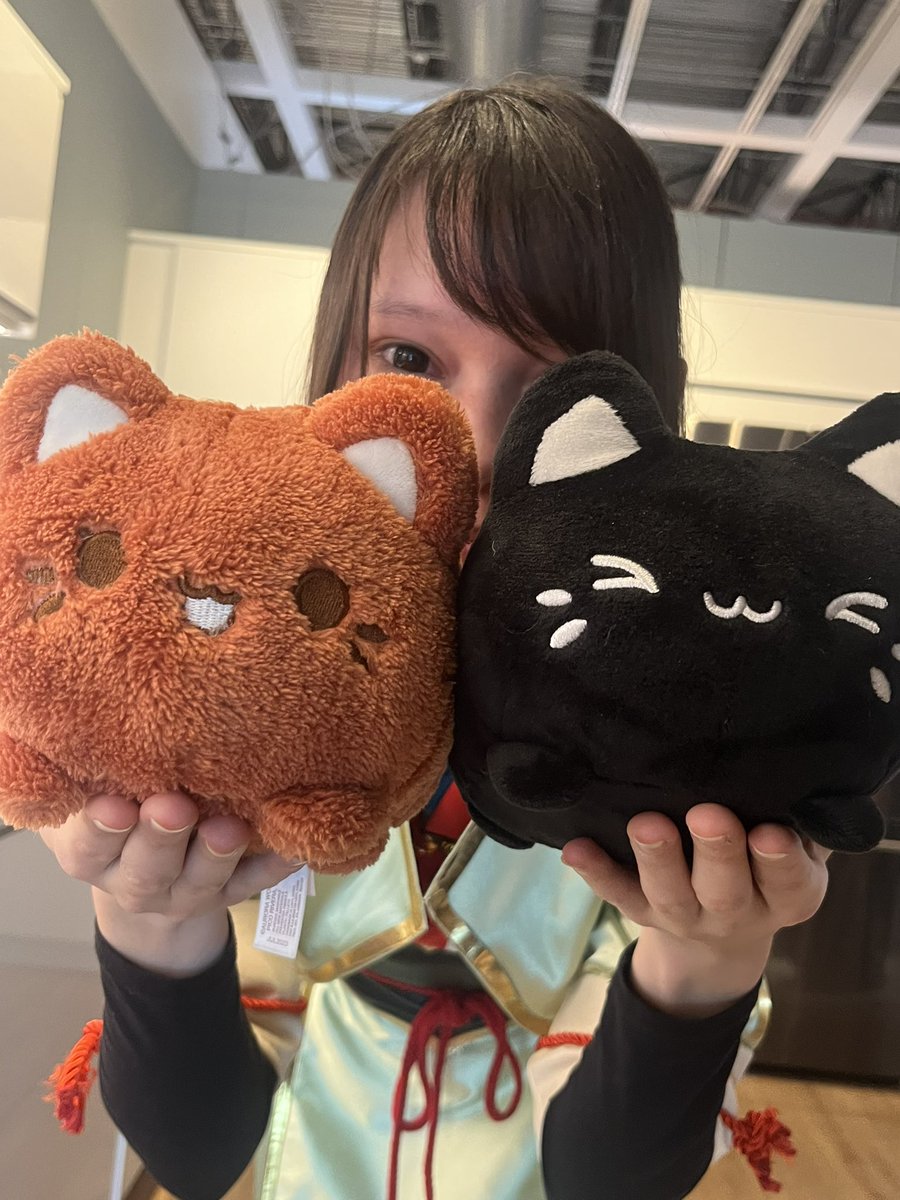 binyakou's tweet photo. Lowkey IKEA is a great place to go for *quick* cosplay photos, nice backgrounds (if you dont mind the tags) anything more and I'm scared of staff confrontation 😭 however 🤭 the staff at my local IKEA were super nice and didn't mind quick photos :3 ❤️ Love ❤️ https://t.co/0eNn3VxVjp