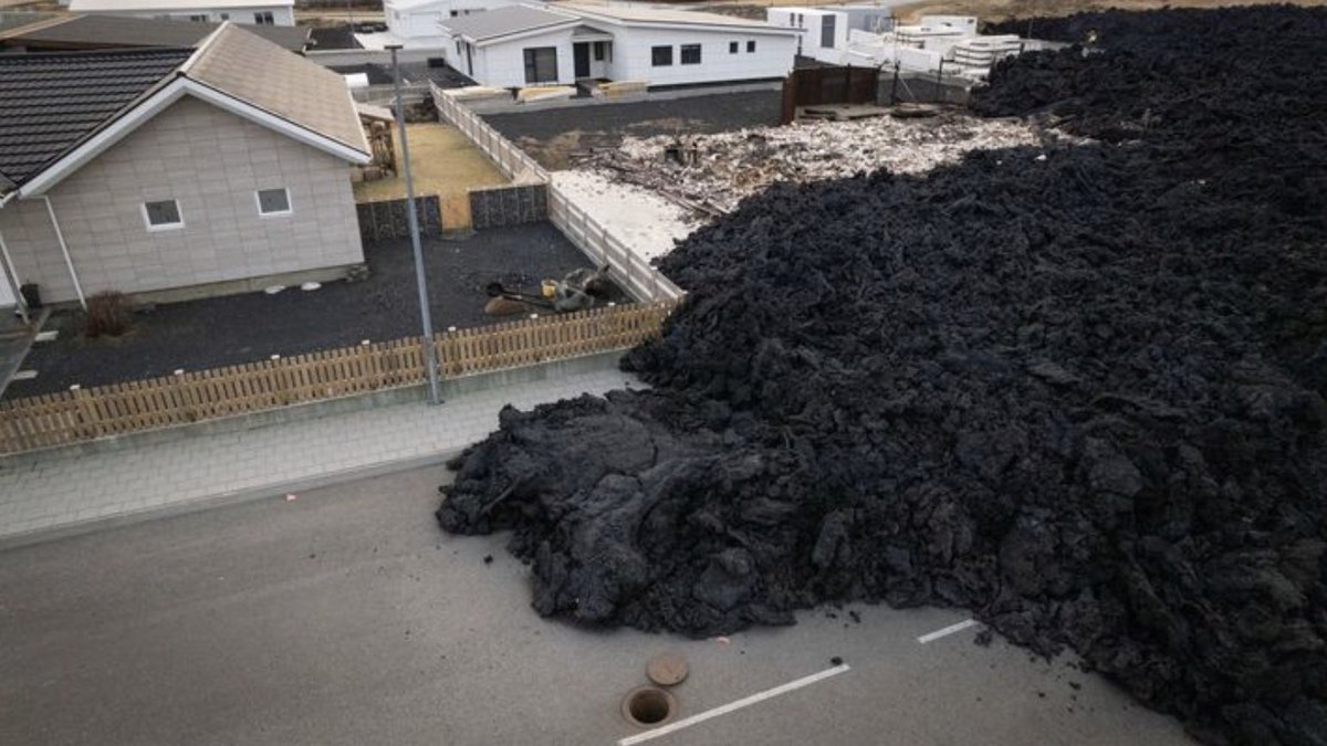 nannaro's tweet photo. This is where the lava stopped. The house next door burned completely to the ground. Here, not even the hedge caught fire. But will anyone ever live here again? #volcano #eruption #Grindavík #Grindavík https://t.co/NxOdsMPgCn