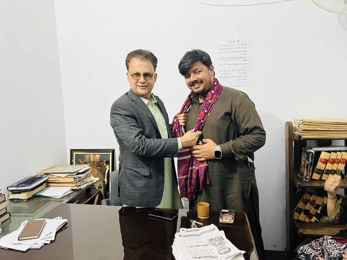 mazharsamoon0's tweet photo. جي ڊي اي اميدوار اين اي 218 ايڊوڪيٽ راؤ محمد رضوان جي محترم اياز لطيف پليجو صاحب سان سندس آفيس ۾ ملاقات وڏيرن جو مقابلو ڪندڙ باهمت نوجوان کي محترم اياز لطيف پليجو صاحب پاران  سنڌ جي ثقافت اجرڪ جو تحفو .
@AyazLatifPalijo 
#AyazLatifPalijo
#voteforayazlatifpalijo
#GDA
#star https://t.co/j4l1HPRpBr