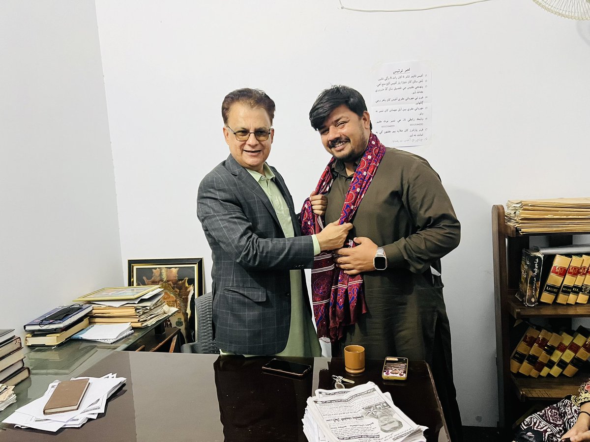 mazharsamoon0's tweet photo. جي ڊي اي اميدوار اين اي 218 ايڊوڪيٽ راؤ محمد رضوان جي محترم اياز لطيف پليجو صاحب سان سندس آفيس ۾ ملاقات وڏيرن جو مقابلو ڪندڙ باهمت نوجوان کي محترم اياز لطيف پليجو صاحب پاران  سنڌ جي ثقافت اجرڪ جو تحفو .
@AyazLatifPalijo 
#AyazLatifPalijo
#voteforayazlatifpalijo
#GDA
#star https://t.co/j4l1HPRpBr