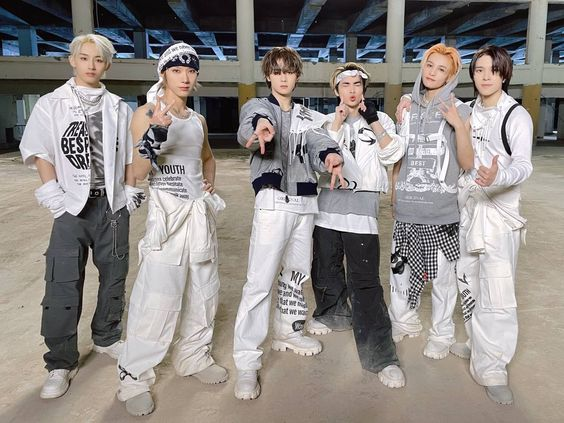 henderyavenue's tweet image. It has been five years of a rollercoaster journey with you, WayV! We are grateful for your hard work and for showing your passion to the world. Here's to more years with you 🥂💖
5 BLOOMING YEARS WITH WAYV
#WayV_5thAnniversary
#威神V出道五周年快乐
#HappyWayVDay