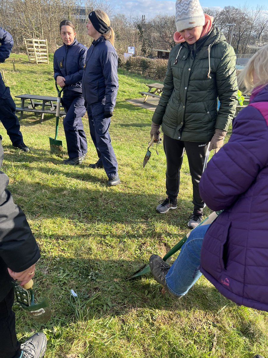 Last week saw our HQ personnel get stuck into the latest instalment of Op Leaf! 🍃 Working alongside the Trust to make friendly green spaces within the grounds 🌷🌻@UHP_NHS