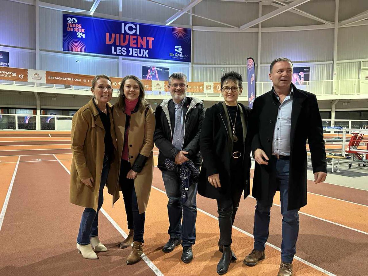 lepretre35's tweet photo. Cérémonies des vœux aux partenaires du #CD35 à #Rennes.
Un plaisir de retrouver et d'échanger avec celles et ceux qui œuvrent au quotidien pour les Bretilliennes et Bretilliens !
🔥2024 s'annonce "sport", l'occasion de découvrir 4 des porteurs de la flamme olympique en I&V 👇 https://t.co/UaV3Cbm9EZ
