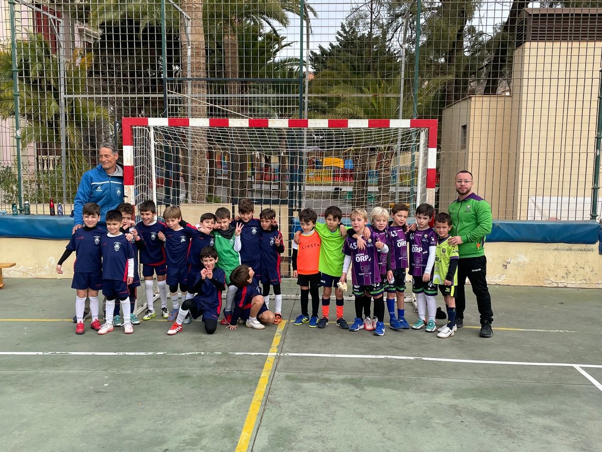 ED_FundacionSMV's tweet photo. ⚽ | Nuestros equipos de #FútbolSala del #ColegioDiocesano @LAPRESENTACIÓN han tenido una intensa jornada de partidos este fin de semana. Aquí os dejamos el #resumen:

🟩 Tras un partido muy igualado el equipo #PreminiB no se pudo llevar la victoria
(+)
#SomosEscuelaDeportiva https://t.co/p9OUPpU7Ms