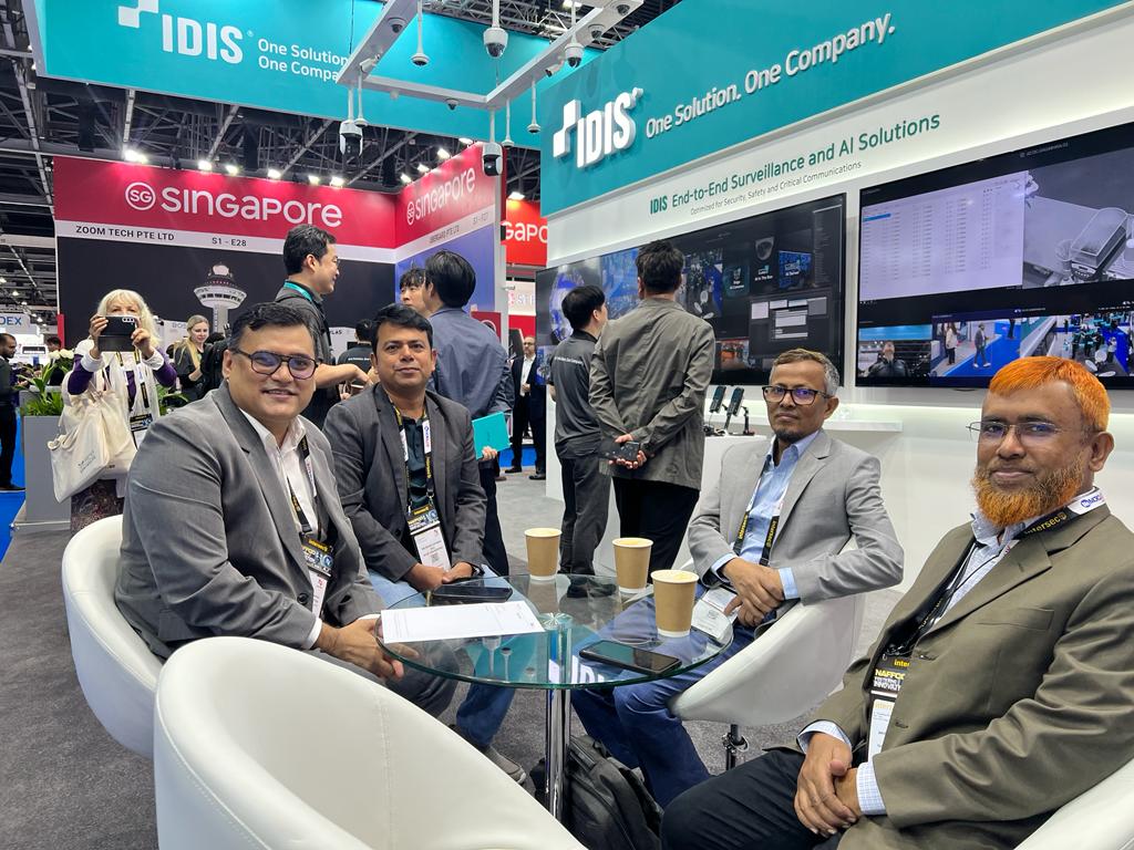 IDISglobal's tweet image. Buzzing on the IDIS stand starting with a string of partner meetings here on day one at #IntersecExpo