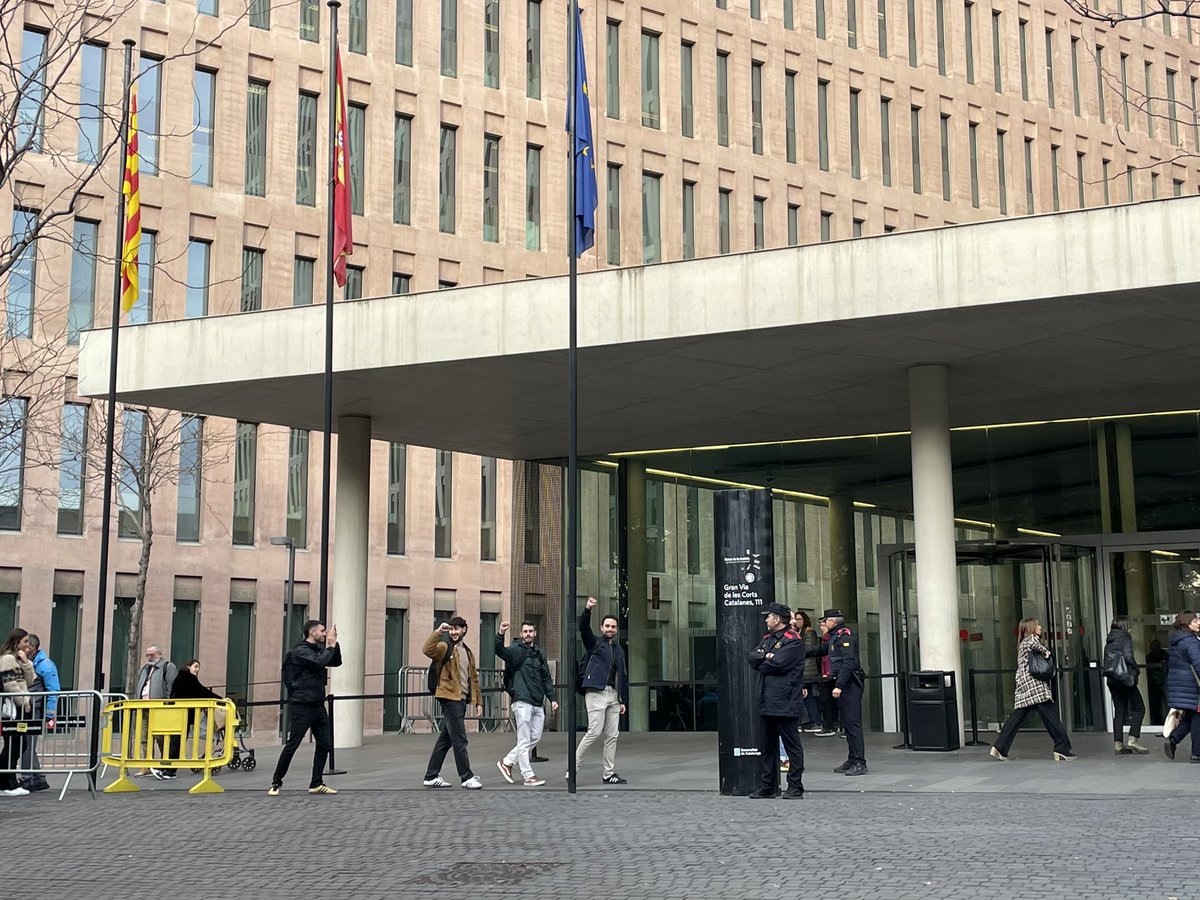 DEFENSA LA UNIVERSITAT, COMBAT EL FEIXISME ✊ tweet media