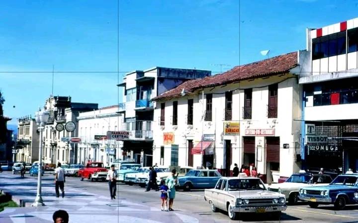 #16Ene #MéridaDeSiempre 
Final de los años 60 o inicios de los 70, s. XX.
Avenida 3 (Independencia) frente a la plaza Bolívar con sus nuevos pisos de granito vaciados por el gobierno de V. Tálamo.
Espacios en el centro de la ciudad. El Metropol se identifica con el viejo aviso de