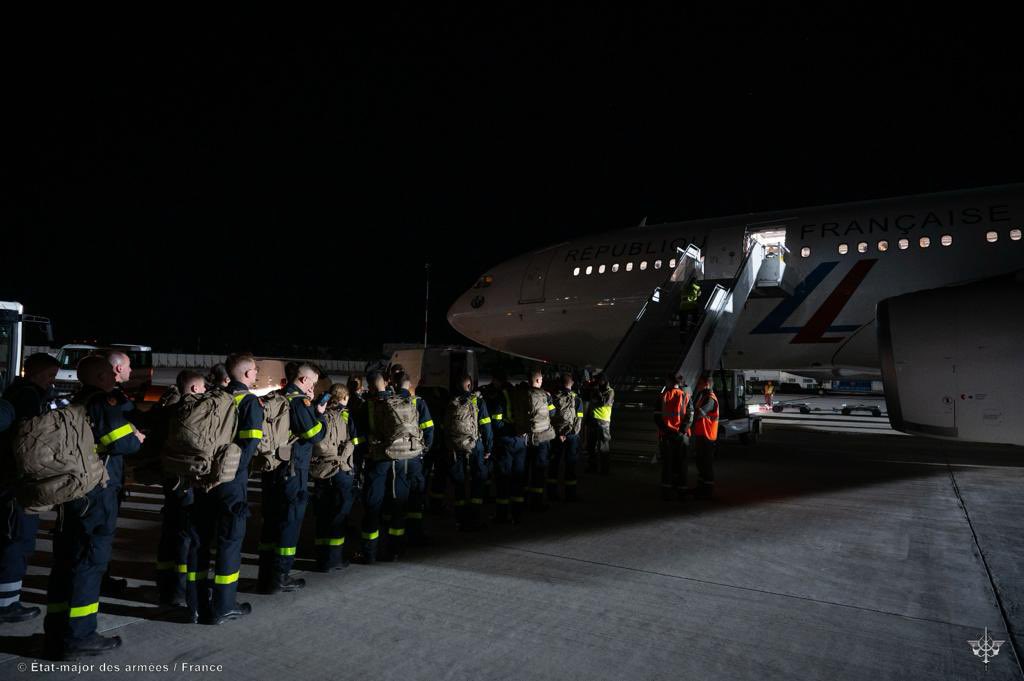 SebLecornu's tweet photo. Deux avions de transport de l’@Armee_de_lair viennent de décoller d’Orléans et d’Istres pour la Réunion. 

Avec, à leurs bords 30 tonnes de matériel ainsi que des sapeurs-pompiers civils et militaires. @Interieur_Gouv @GDarmanin

Compatriotes réunionnais, l’État est à vos côtés. https://t.co/2NwepffADJ