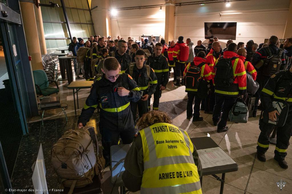SebLecornu's tweet photo. Deux avions de transport de l’@Armee_de_lair viennent de décoller d’Orléans et d’Istres pour la Réunion. 

Avec, à leurs bords 30 tonnes de matériel ainsi que des sapeurs-pompiers civils et militaires. @Interieur_Gouv @GDarmanin

Compatriotes réunionnais, l’État est à vos côtés. https://t.co/2NwepffADJ