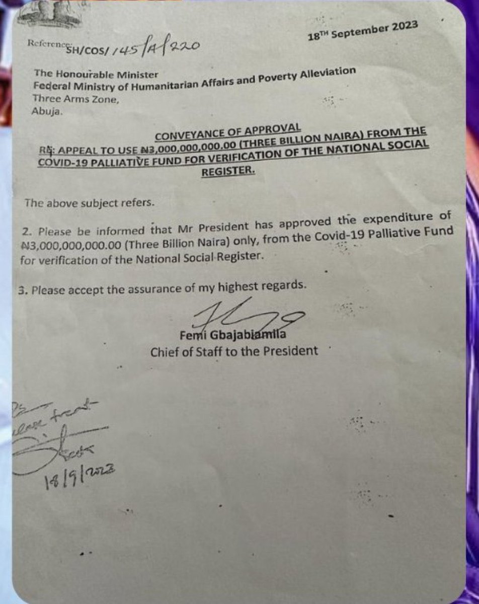 InibeheEffiong's tweet photo. The same memo that political hoodlums on X have been insulting themselves in the name of defending the government has been authenticated.

Shameless and wicked people who do not wish Nigeria well. They asked how can a lawyer post fake document bla bla bla.

Did the man whose signature appears on the memo disclaim it? 

Who told these sycophants that every discrepancy in signature is automatic proof of forgery?

These are very wicked people who will rather see Nigeria burn to the ground than see their preferred thieves lose political power.
