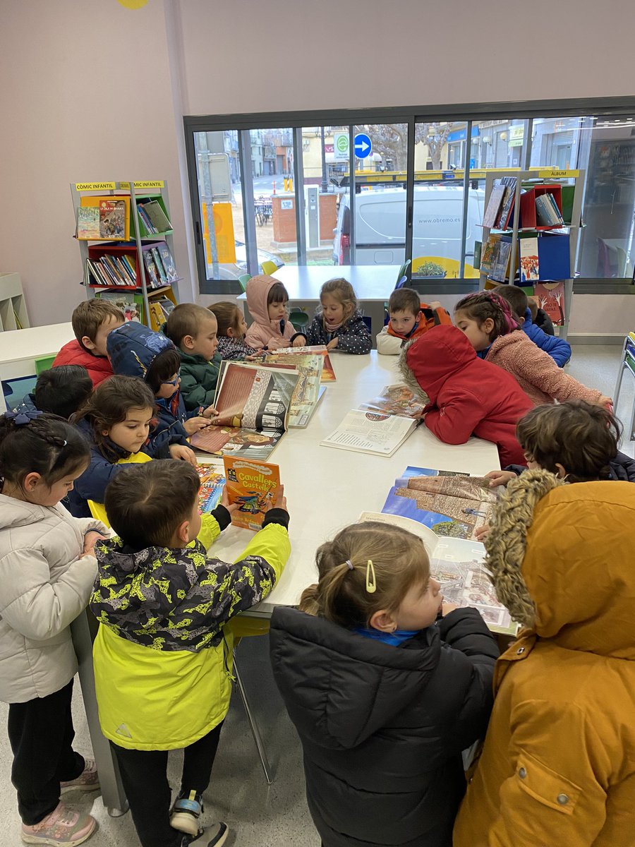FEDACSantFeliu's tweet photo. 📚 Aventura literària a la biblioteca del poble! La classe de les tortugues d’infantil 4 van embarcar-se en una missió emocionant per descobrir el món dels castells medievals🏰👧👦 #AprenentatgeActiu #PetitsLectors #DescobrintCastells #avuixdemà #passióxeducar #escolesfedac https://t.co/Z2ed0jspnd