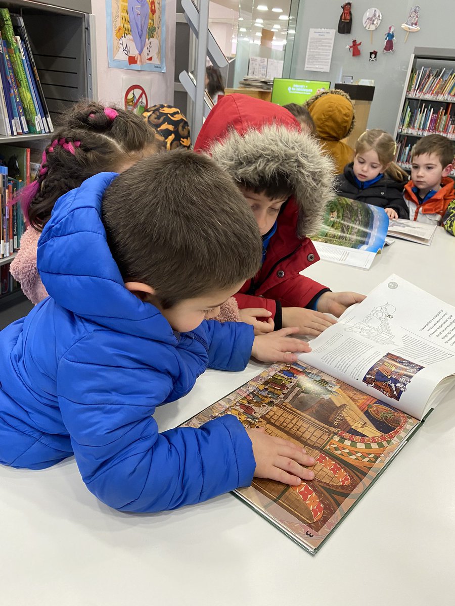 FEDACSantFeliu's tweet photo. 📚 Aventura literària a la biblioteca del poble! La classe de les tortugues d’infantil 4 van embarcar-se en una missió emocionant per descobrir el món dels castells medievals🏰👧👦 #AprenentatgeActiu #PetitsLectors #DescobrintCastells #avuixdemà #passióxeducar #escolesfedac https://t.co/Z2ed0jspnd