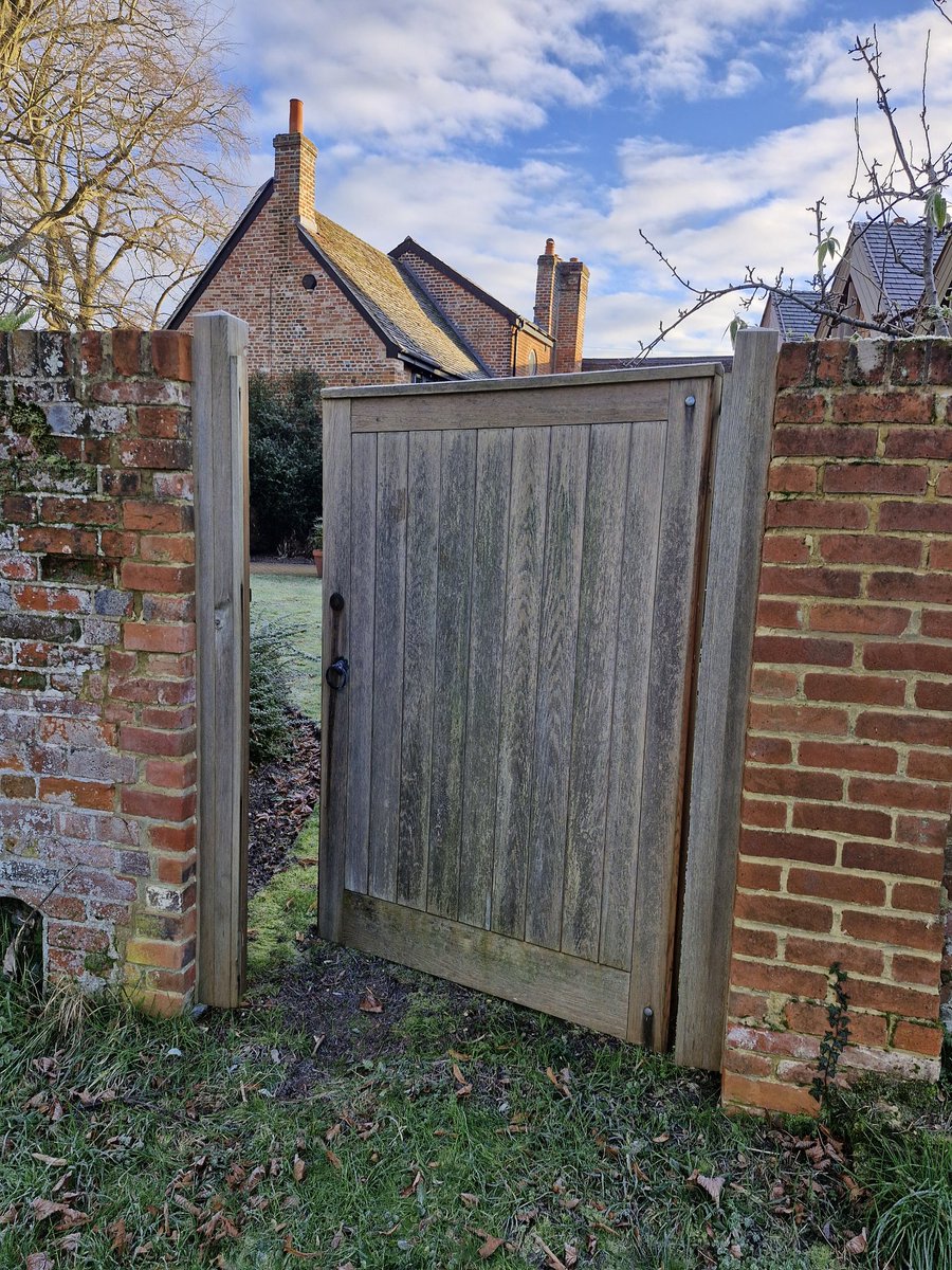 #archives We're back in! #Thames is down. Just slight problem of a frozen main gate, so had to use the little secret garden one this morning.
