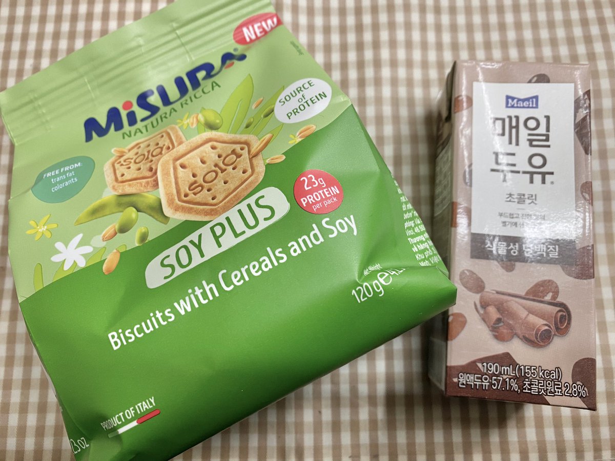 어제는 회사에서 준 밥을..
오늘은 컵밥을 먹었고
오늘의 후식인 미주라 프로틴 비스킷과 매일두유 초콜릿맛입니다~
쿠키는 건빵 느낌일 줄 알았는데 생각보다 빠삭 달달했고 나름 맛있었어요😜
단, 같이 마실 것 필수..
저녁 꼭 챙겨드시고 좋은 하루 보내시길 바라요〰️