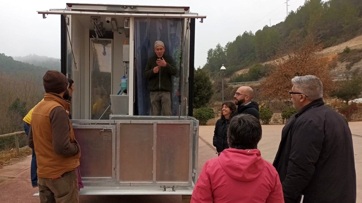 BcnAgraria's tweet image. 🌿🐐Iniciem la jornada per a pastors i petits ramaders amb la visita del primer escorxador mòbil d’Espanya.

Impulsat per @diba i @arcaruralcat dins el @BCNSmartRural, aquest servei satisfà una demanda històrica del sector.

#RamaderiaExtensiva #ObradorsCompartits #BCNSmartRural