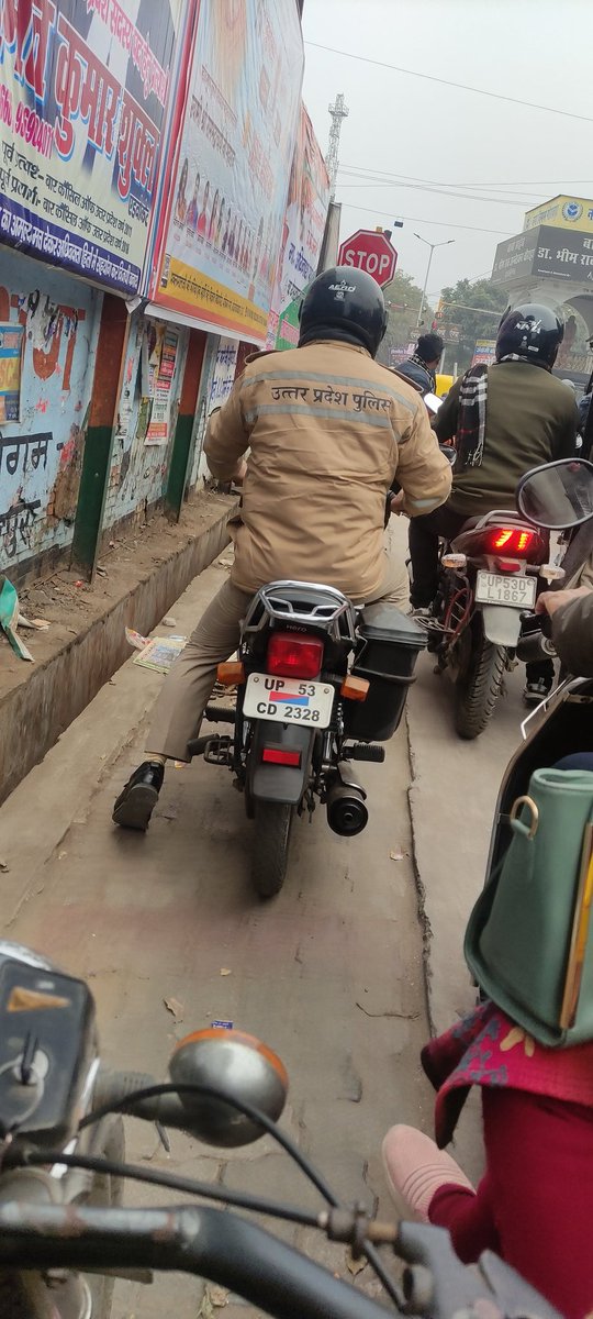 rishabh7693's tweet photo. Another day Another Irresponsible Official in Uniform (WHO) is known to be the protector of laws,but in reality it's sad to see such things. @gorakhpurpolice @Uppolice @myogioffice Gorakhpur https://t.co/B0z0E9P9NW