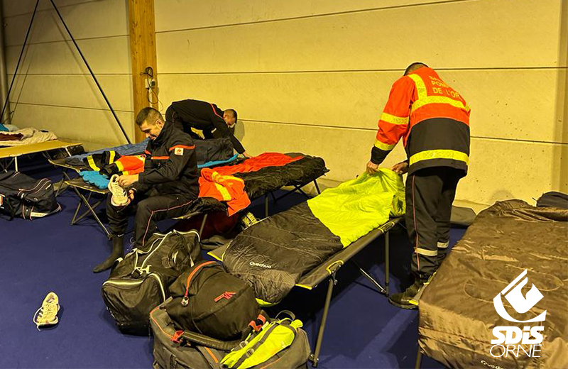 SDIS61's tweet photo. Renfort inondations dans le #pasdecalais
6 communes des environs de #saintomer :
Reconnaissance des lieux en porte à porte, pompage de caves, nettoyage de chaussée, de cour d'école...
Toujours sur place, il se relaient avec les SP du #Sdis76, #sdis14.
Bon courage à eux ! https://t.co/46EVUMI8Va