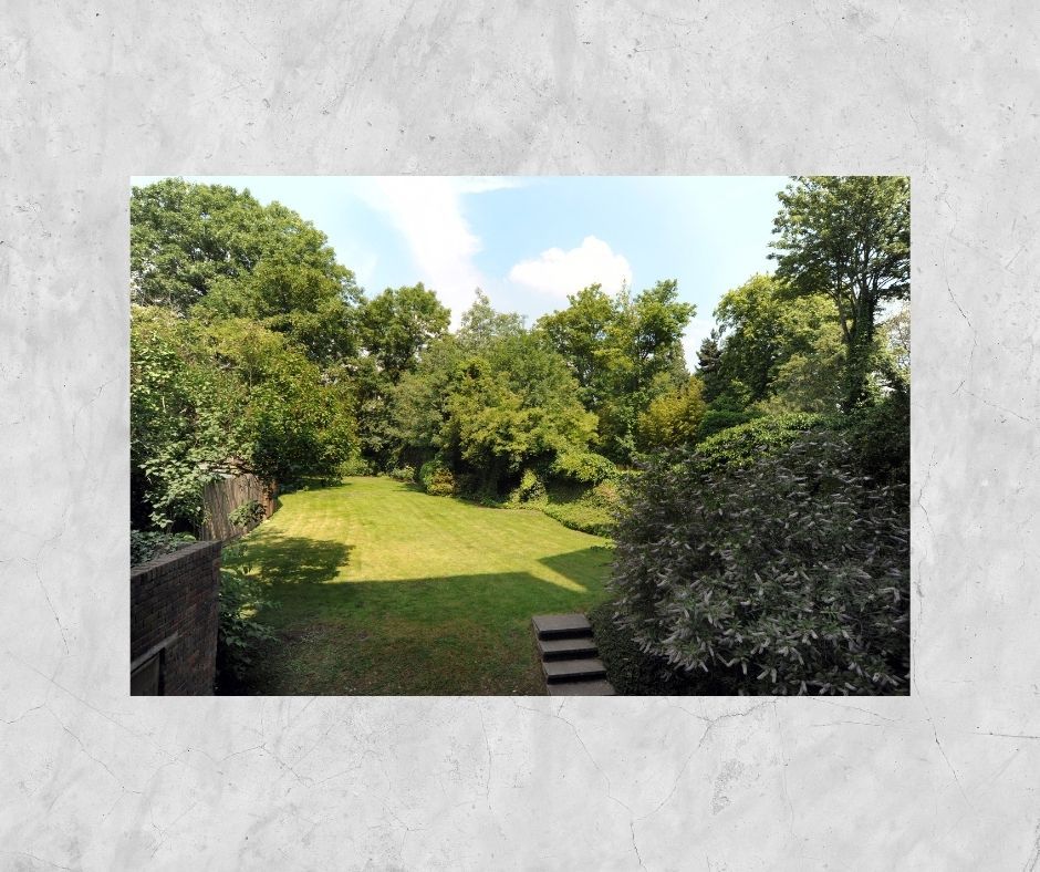 Waverley Court, Steeles Road, Belsize Park, NW3 
Available 1 February - £650 per week* 
Set in a much sought after location in the heart ofBelsize Park, Waverley Court is a well kept purpose built block with stunning communal gardens and garage parking. 
buff.ly/3S1FXBj