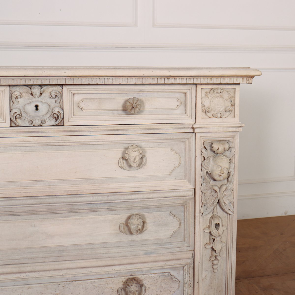 ArcadiaAntiques's tweet photo. Wonderful 18th Century Italian carved and bleached walnut commode. 1780.
Price: £3,995
https://t.co/XqGlFpT2TK
#ItalianCommodes #bleachedwalnutcommodes #18thCenturyCommodes https://t.co/dLuxyHX1xA