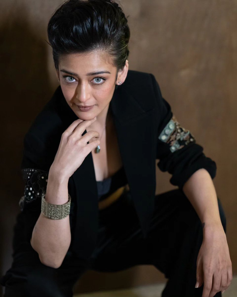 Alluring _ A k s h a r a H a a s a n 🖤😻

#AksharaHaasan @Iaksharahaasan