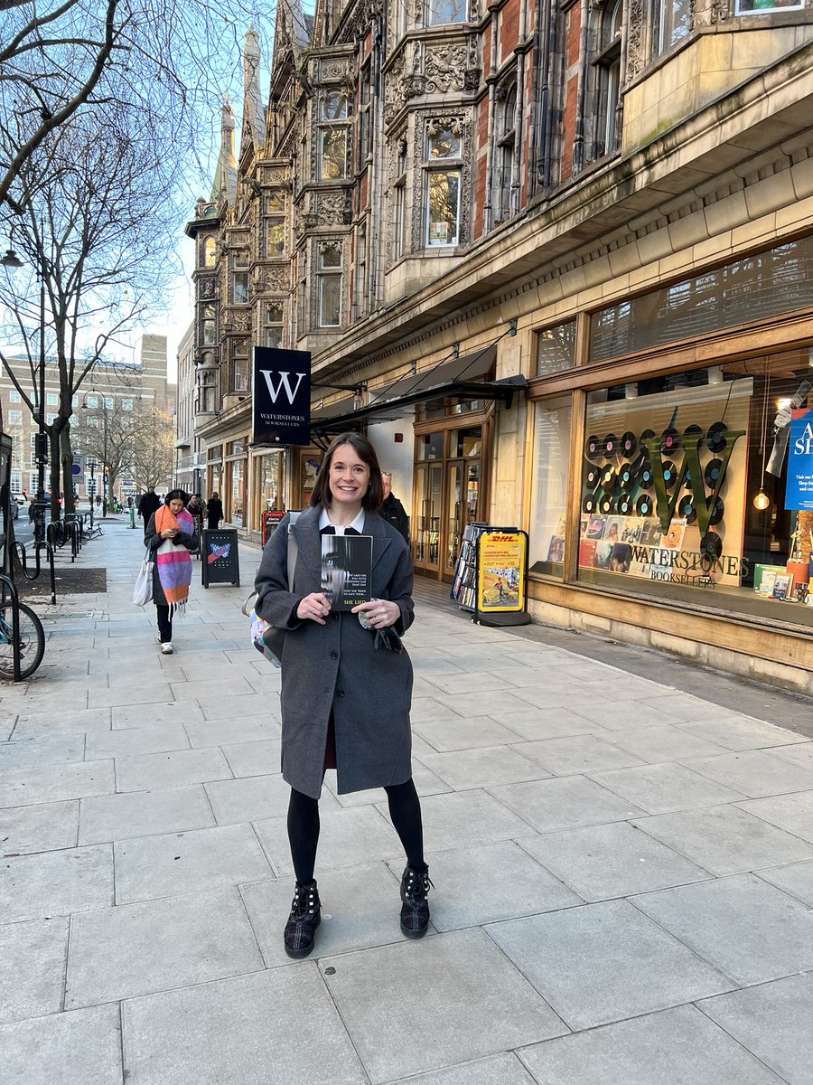 PhilippaCotton's tweet photo. First stop dropping proofs of @abigailsdean’s new novel #DayOne at @gowerst_books! 

Freezing yet fabulous!

@fictionpubteam @HarperFiction https://t.co/Lbih05Do1E