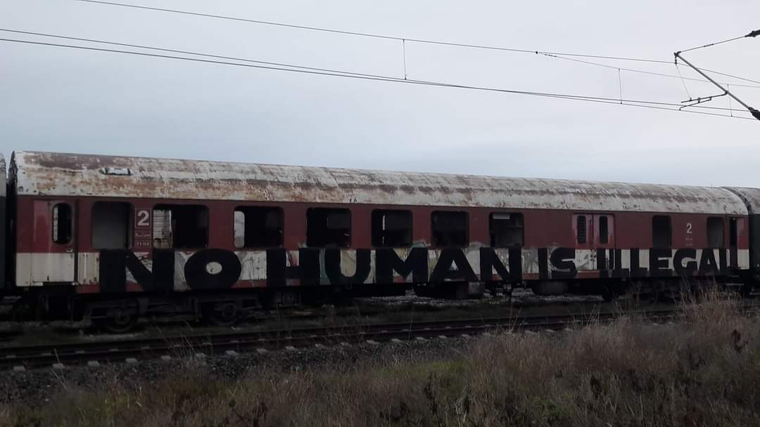 'No human is ilegal'. Vías del tren a su paso por Diavata, Salónica. Enero 2018.