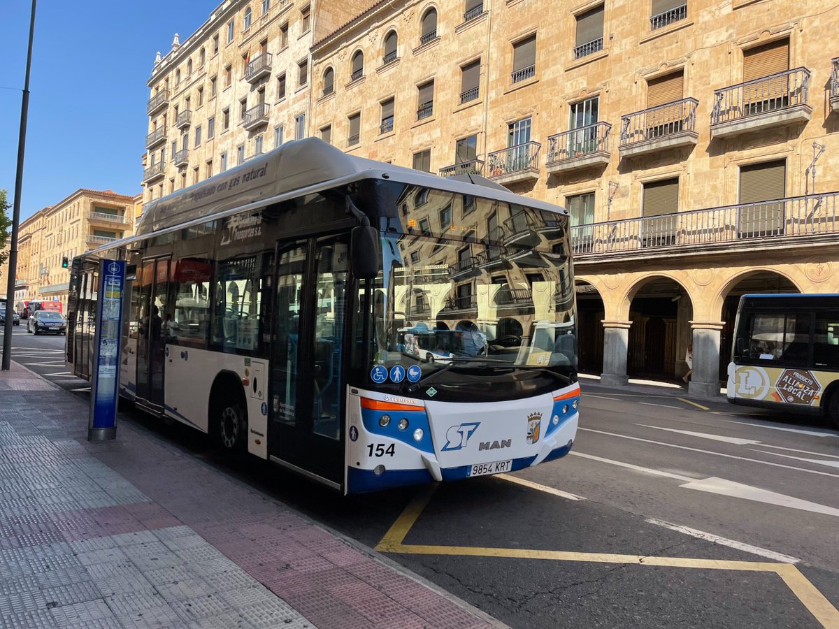 aytoSalamanca's tweet photo. 🚌El servicio de bus urbano se refuerza por el partido de #CopaDelRey entre @UnionistasCF y @FCBarcelona

🚏Las líneas 3, 6, 12 y 13 incorporarán más vehículos para reducir frecuencias según la demanda

👉A la conclusión 2 autobuses reforzarán el servicio

https://t.co/3uMRTwaNxd https://t.co/RYyvEBemsl