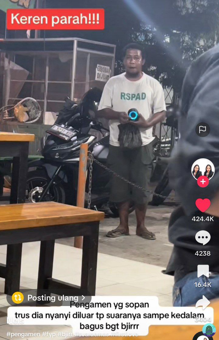 tanyakanrl's tweet photo. 💚 guys kalian harus dengar suara bapak ini !!! suaranya bagus bangett. sender bacain komen yg pernah ketemu bapak ini katanya bapaknya jg sangat sopan 😭  wajib di apresiasi https://t.co/HuMwqzD2y0