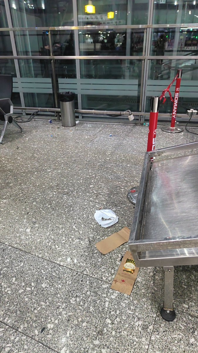 RahulGupta6223's tweet photo. Cleanliness Condition at Kolkata International airport. https://t.co/Yxh16MKMxO