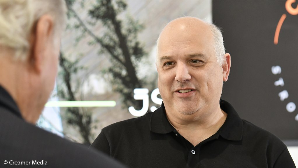 MiningWeekly's tweet image. Smart wristwatches to uplift mineworker well-being at Copper 360 #mining #copper #technology
@MartinCreamer1 
 bit.ly/48yoJlX