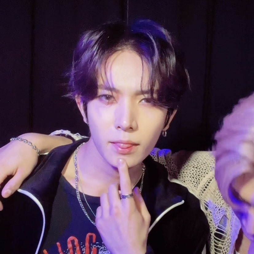 ihs_heeseung's tweet photo. i think heeseung wants us gone 😭 https://t.co/i269HSxcJt