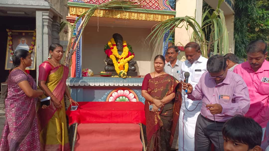 MlaVaralakshmi's tweet photo. திருவள்ளுவர் நாளையொட்டி இன்று (16.01.2024) மறைமலை நகரிலுள்ள அய்யன் திருவள்ளுவர் சிலைக்கு மாலை அணிவித்து மரியாதை செலுத்தினோம்.

மறைமலைநகர்  நகர மன்ற தலைவர் J.சண்முகம்,துணைத் தலைவர் சித்ரா கமலக்கண்ணன்,வார்டு உறுப்பினர்கள், திருவள்ளுவர் மன்றத்தை சேர்ந்த நிர்வாகிகள் , https://t.co/fGlnKOBp51
