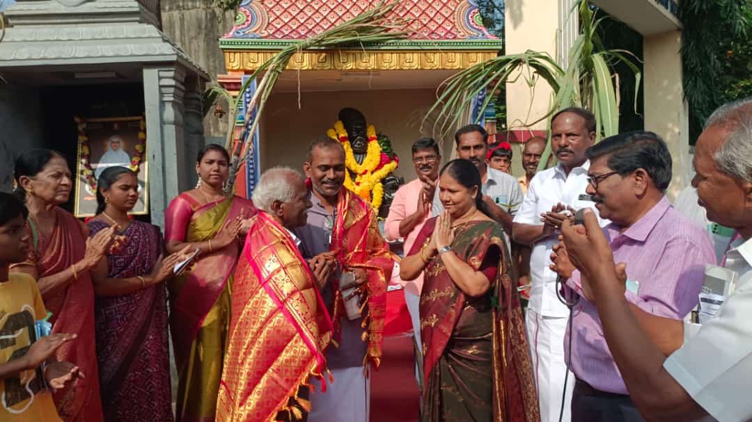 MlaVaralakshmi's tweet photo. திருவள்ளுவர் நாளையொட்டி இன்று (16.01.2024) மறைமலை நகரிலுள்ள அய்யன் திருவள்ளுவர் சிலைக்கு மாலை அணிவித்து மரியாதை செலுத்தினோம்.

மறைமலைநகர்  நகர மன்ற தலைவர் J.சண்முகம்,துணைத் தலைவர் சித்ரா கமலக்கண்ணன்,வார்டு உறுப்பினர்கள், திருவள்ளுவர் மன்றத்தை சேர்ந்த நிர்வாகிகள் , https://t.co/fGlnKOBp51