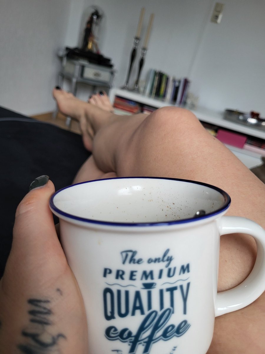 SueXess1's tweet photo. Good morning World 💞

#feet #naked #CoffeeLover #feetseller #easymorning https://t.co/pXhsSlFlnv