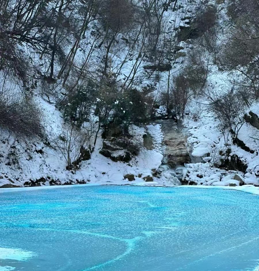 ShaanxiMoments's tweet image. The enchanting sight of the Blue Ice Waterfall at the Shaohuashan National Forest Park🌳 in Weinan city is truly awe-inspiring. Nature's brushstroke painted the scenery in shades of blue💙, creating a mesmerizing spectacle. ❄️#Icefall #NatureWonder