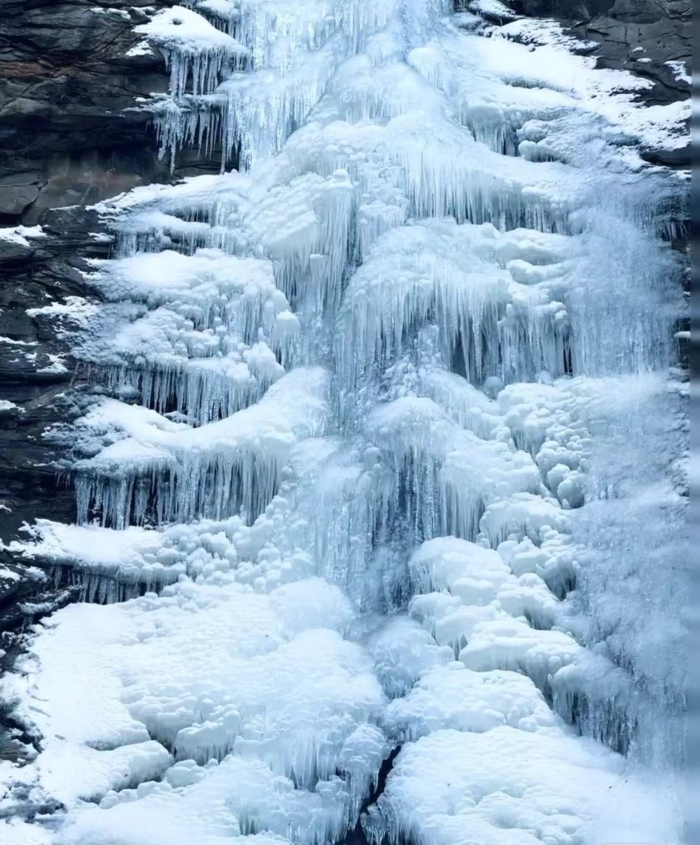 ShaanxiMoments's tweet image. The enchanting sight of the Blue Ice Waterfall at the Shaohuashan National Forest Park🌳 in Weinan city is truly awe-inspiring. Nature's brushstroke painted the scenery in shades of blue💙, creating a mesmerizing spectacle. ❄️#Icefall #NatureWonder