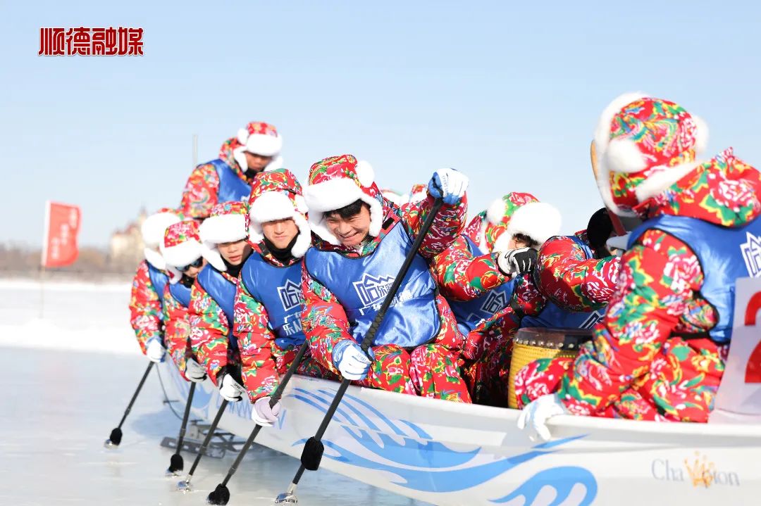 A #dragonboat race on #ice?🧊🧊

The #Foshan Dragon Boat Team had a friendly match with the #Harbin Ice Dragon Boat Team, offering a spectacular competition.😻🤝🤝 #FoshanSports <a href="/visitheilongji1/">Visit Heilongjiang</a>