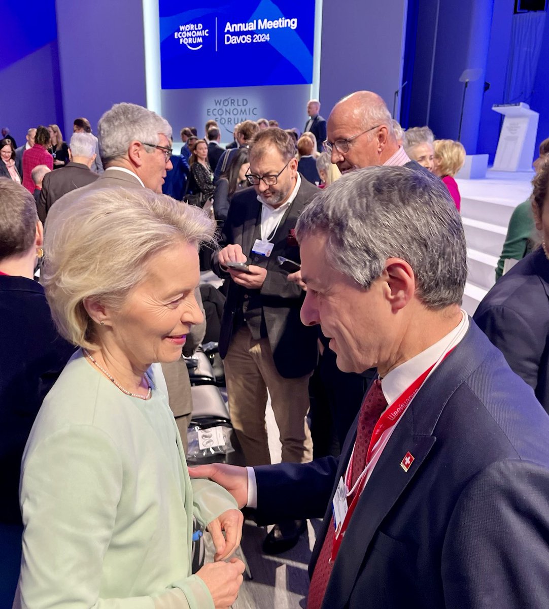 The #WEF24 is off to a great start!

I am pleased that the first person I meet is Ursula @vonderleyen, President of the European Commission, as we did last year. 

Our exchanges are important for the development and stabilization of relations between 🇨🇭and 🇪🇺.

#swissgovwef24