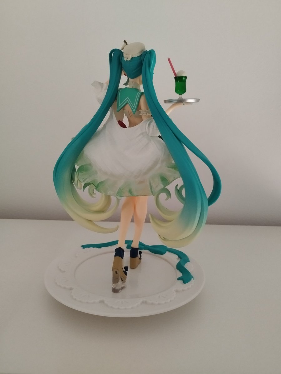 Primeras figuras del año! Silverash, sorpresa grata. La última de stock, pequeño fallo en el guante; primer furro❤️Miku soda hermosa, pero pequeña decepción. Bastante pequeña para una Miku. Los pies son de un material totalmente diferente y se nota😰 La he tuneado un poco, claro