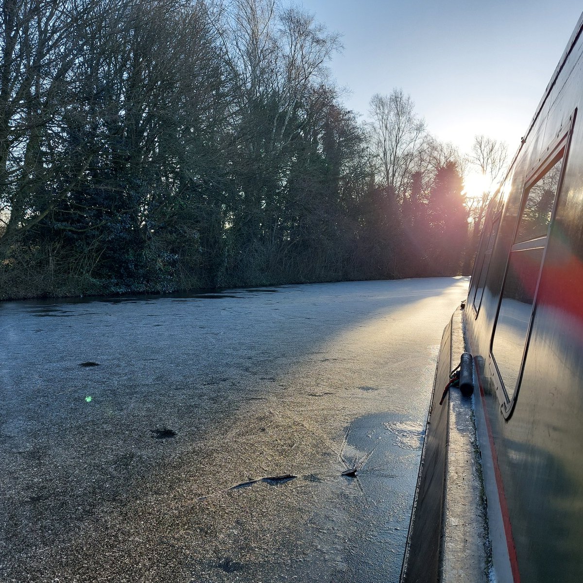 FloatMyBoat__'s tweet photo. I declare the distinct possibility of a slight chill in the air this morning 🤔🤭
#narrowboatliving #canallife #narrowboatlife #trentandmerseycanal #LifesBetterByWater #floatmyboat #boatsthattweet #boatsofinstagram #icedin #icycanal https://t.co/xdBuq1gfAs