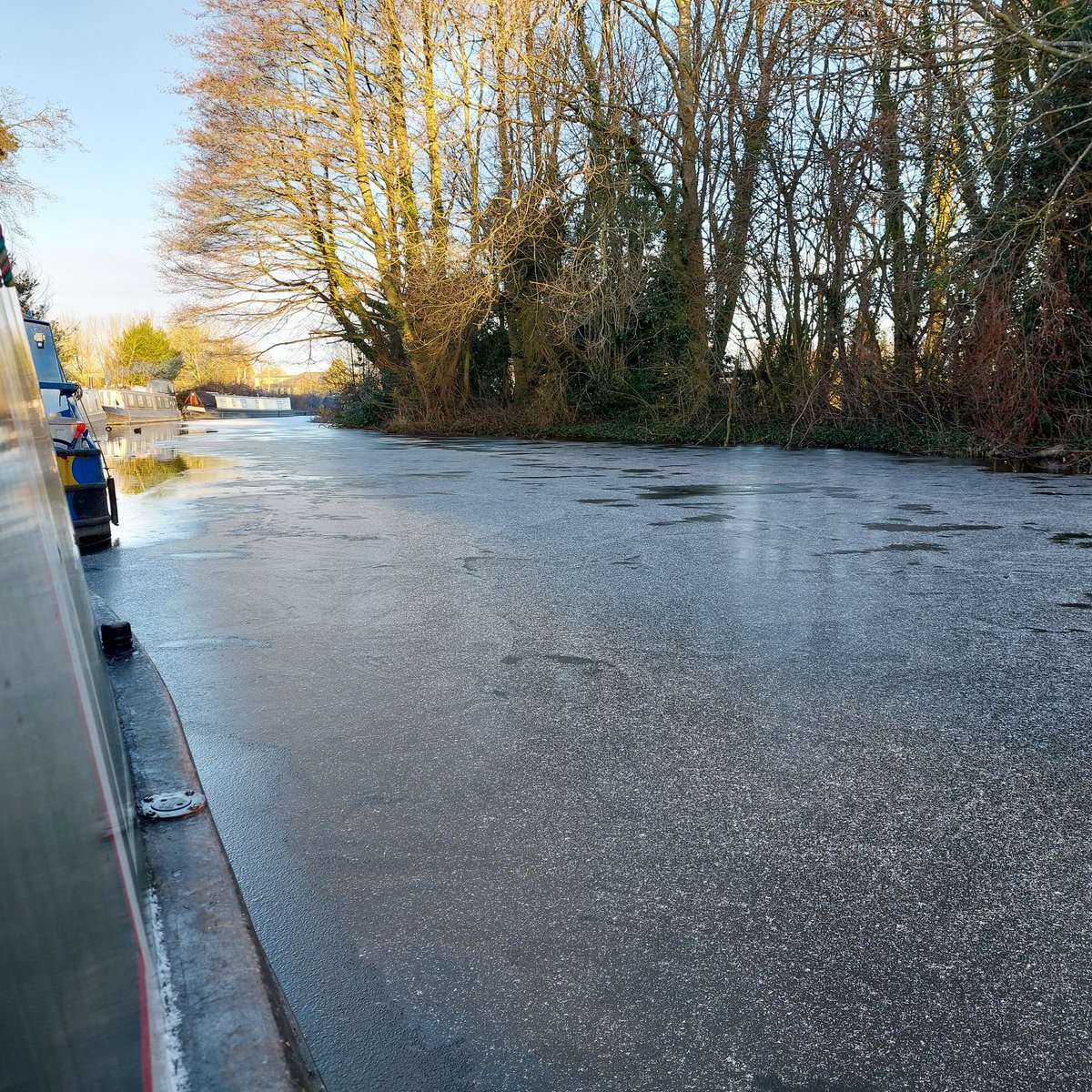 FloatMyBoat__'s tweet photo. I declare the distinct possibility of a slight chill in the air this morning 🤔🤭
#narrowboatliving #canallife #narrowboatlife #trentandmerseycanal #LifesBetterByWater #floatmyboat #boatsthattweet #boatsofinstagram #icedin #icycanal https://t.co/xdBuq1gfAs