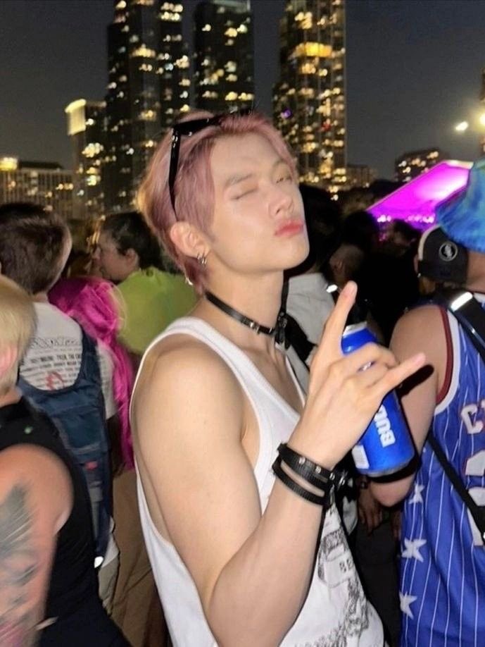 akagyugyu's tweet photo. ¿mini? au yeongyu 

por la mañana yj vuelve de joda y justamente el pelotudo de tu vecino empieza a taladrar, martillar, de todo, yj que lo único que quiere es dormir, se levanta, va hasta su puerta y le reclama pero nada más abrirle, la cierra de golpe delante de su cara https://t.co/jtktOGCGUh