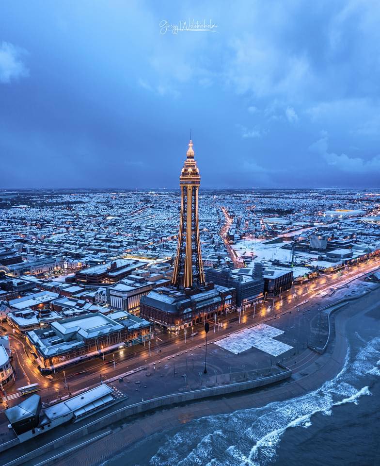 We've woken up to snow here in Blackpool this morning! It doesn't happen very often but we love it when it does! 😍 ❄️
Who else has woken up to snow! ☃️
 📷 Gregg Wolstenholme photography

#thebondhotel #accessibleholidays #disabledtravel #wheelchair #disabledholidays