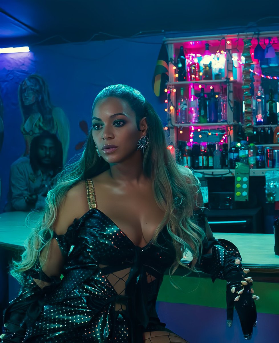 vaultofbeyonce's tweet photo. On The Run II Tour Book | 2018 https://t.co/gYekt02uDm