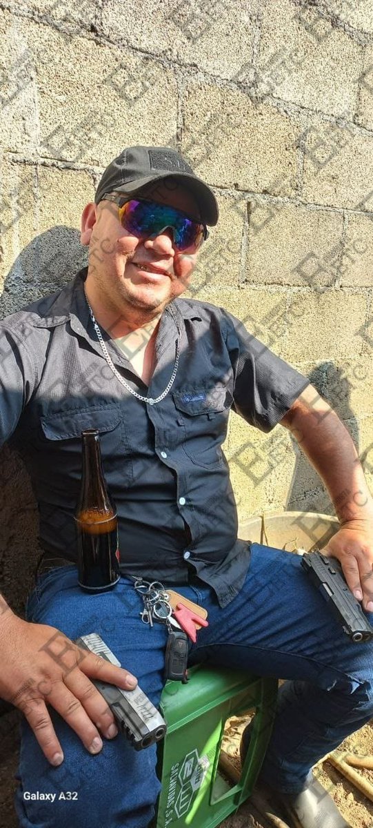 T1EETC_NOTICIAS's tweet photo. #INDIGNANTE SIGUE LA BÚSQUEDA 

IDENTIFICAN A HOMBRE QUE AGREDÍA A UNA MADRE E HIJA LUEGO LE DISPARÓ A UN SEÑOR QUE INTENTÓ EVITARLO (ES SUPERVISOR DE SEGURIDAD) 😡😡😡🔥

Redacción por Guate bajo Fuego

Indignación ha causado el video tomado este pasado domingo en una feria en Casillas, Santa Rosa, lugar donde una jovencita grabó el momento exacto en el que un hombre golpeaba a una mujer. Claramente se ve como la menor intenta intervenir para evitar que golpeen a su madre pero ella también es agredida.

Fué ahí cuando interviene el papá de la jovencita que está grabando y con fuertes golpes logra evitar que siga agrediendo a la madre e hija. Lamentablemente el hombre estaba armado y minutos después desenfunda su arma para dispararle al valiente hombre que las defendió.

Posterior al hecho el señor Juan Morales Martínez, de 60 años de edad, falleció ante los ojos de su hija cuando era trasladado a un centro asistencial a bordo de un pickup, era originario de Jumaytepeque, Nueva Santa Rosa.

EL ASESINO ES SUPERVISOR DE SEGURIDAD

El agresor fue identificado como Pablo Rosales Rivas, quien labora como supervisor para la empresa Cassesa, utilizando la moto y el arma de la empresa de forma ilegal.

La ley 52-2010 la cual es un acuerdo gubernativo indica que todo agente supervisor y lo que sea de seguridad deben de portar el uniforme registrado para llevar un arma de fuego de lo contrario entran en portación ilegal de arma de fuego. #JusticiaYa #Comparte

Recuerda unirte a mi canal de WhatsApp 👇 https://t.co/Q7WNNFYKzL

VIDEO 👇 
https://t.co/yZwfarDbzL

@PNCdeGuatemala @MPguatemala necesitan algo más para actuar????

Ya es tiempo de trabajar a favor del pueblo 4 años dañando la imagen del país.